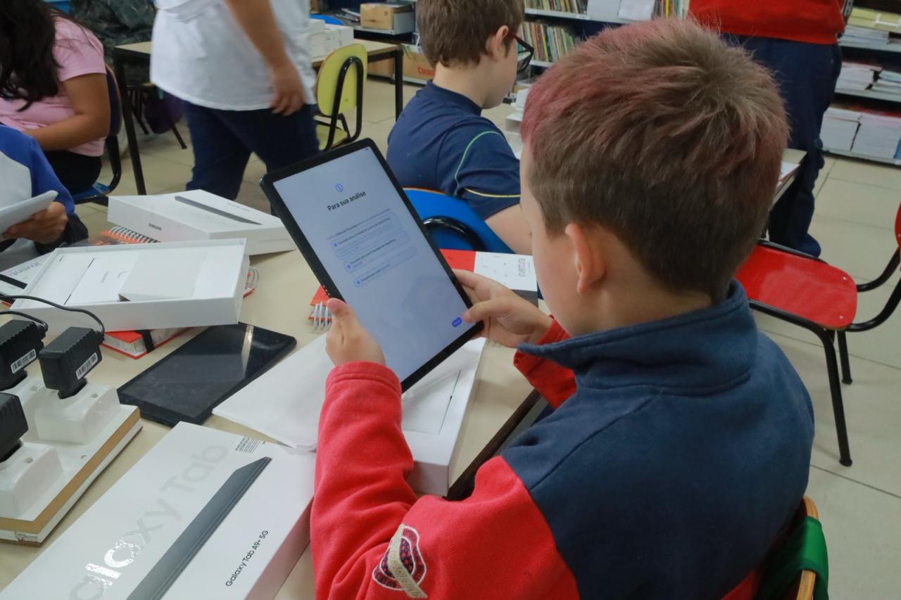 Pato Branco recebe novos tablets para o Projeto Letramento Digital nas escolas municipais