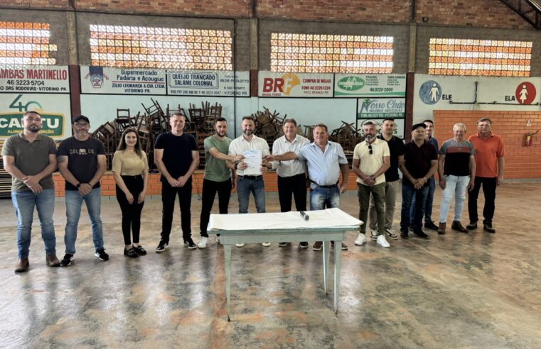 Vitorino amplia asfaltamento em estradas rurais