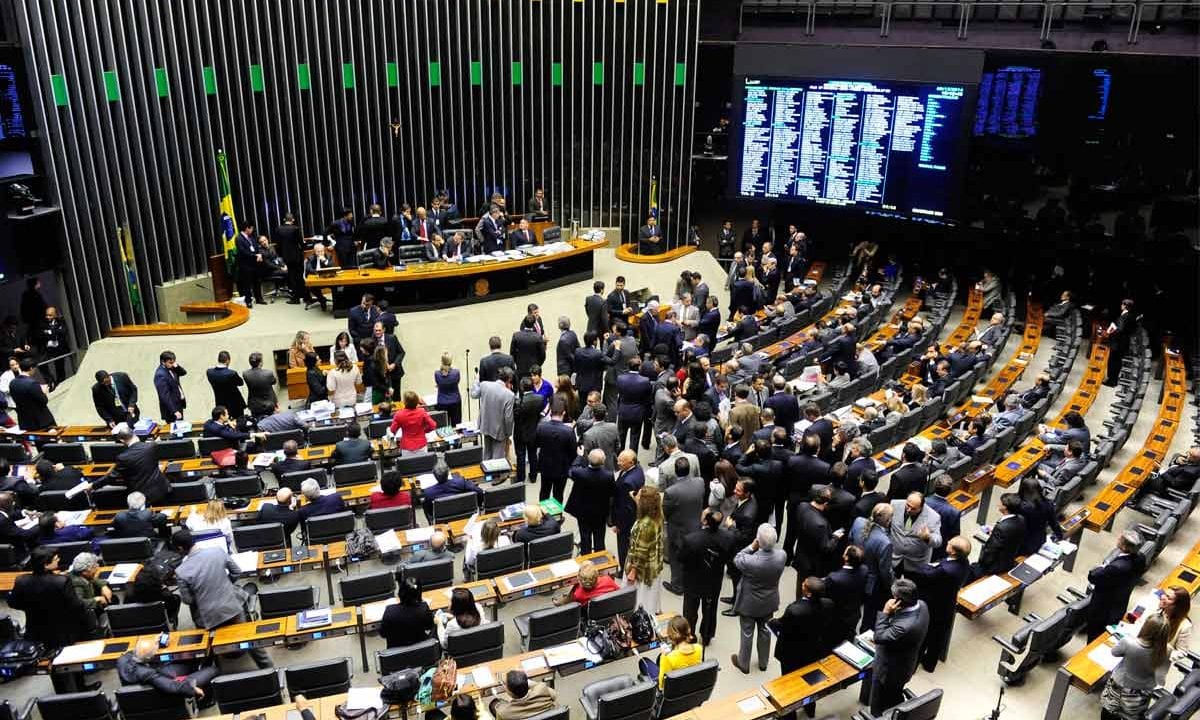 Dois deputados do Paraná não votaram na isenção do IR até R$ 5 mil