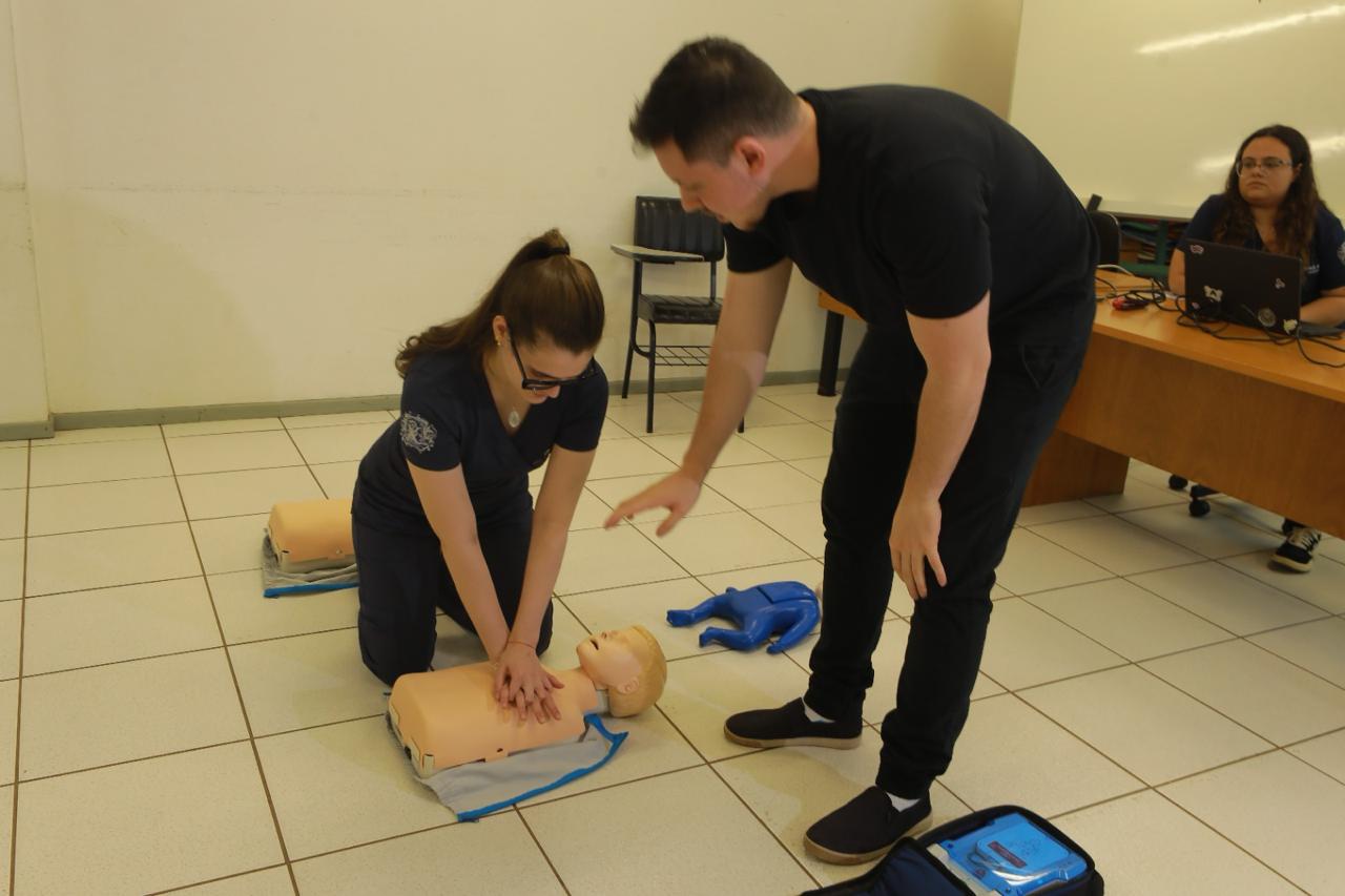 Professoras participam de capacitação sobre primeiros socorros e manobras de desengasgo