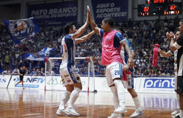 Pato Futsal vira clássico das penas e vence Marreco