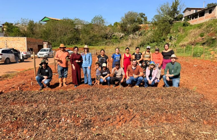 Horta Comunitária reúne moradores em oficina no bairro Terra Nossa