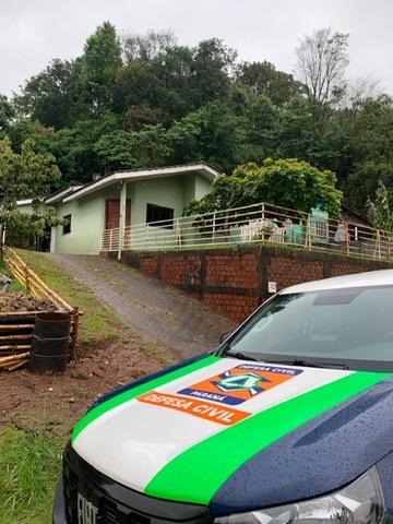 Deslizamento de terra atinge casa no bairro Pinheirinho