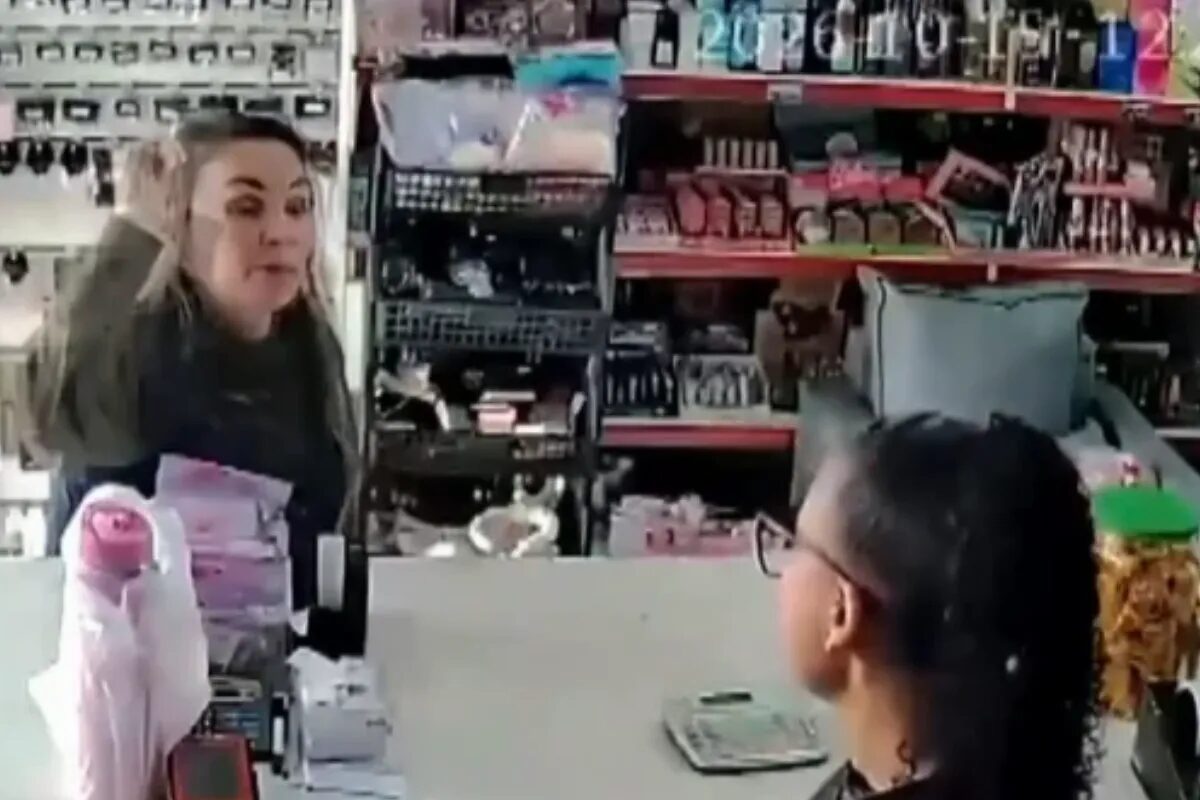 Vendedora sofre injúria racial em loja no Paraná