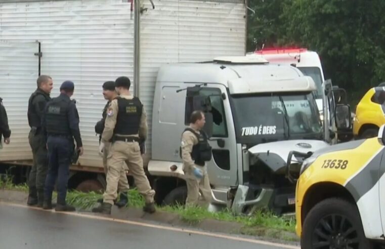 Perseguição policial termina com drogas e baleados