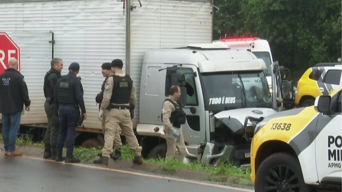 Perseguição policial termina com drogas e baleados