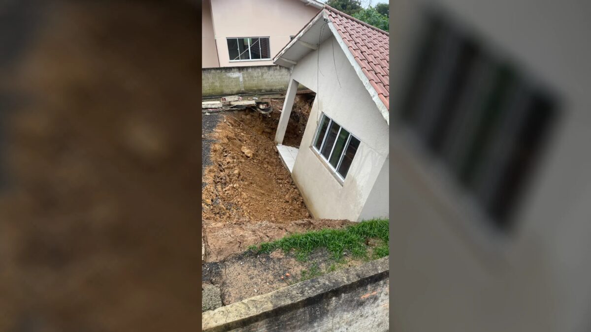 Casa inteira desliza em barranco no PR