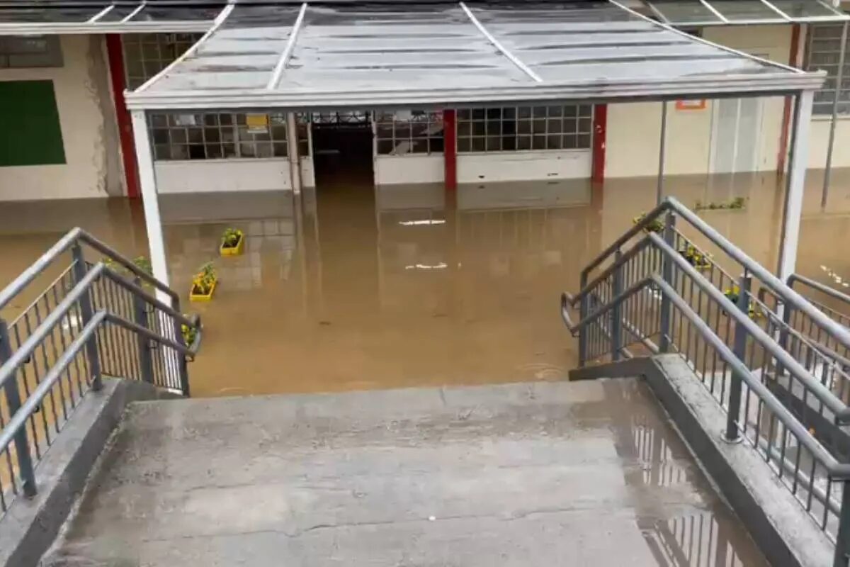 Tempestade no Paraná afeta 7 mil e alaga escola