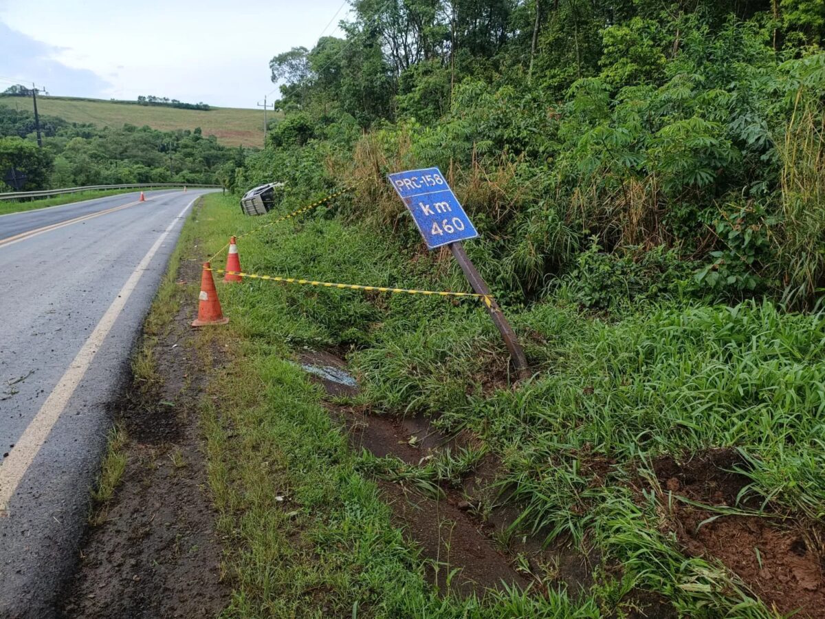 Motorista preso após capotar carro no Paraná