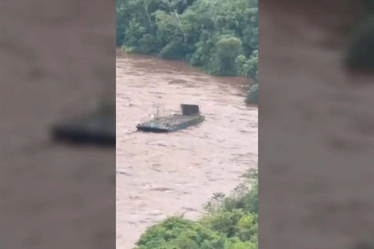Balsa desgovernada após cabos se romperem no PR