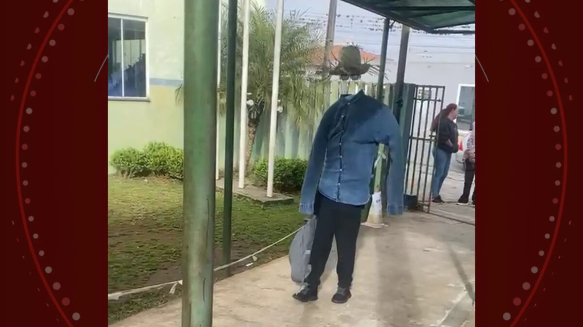 Garoto vira homem-invisível em escola no PR